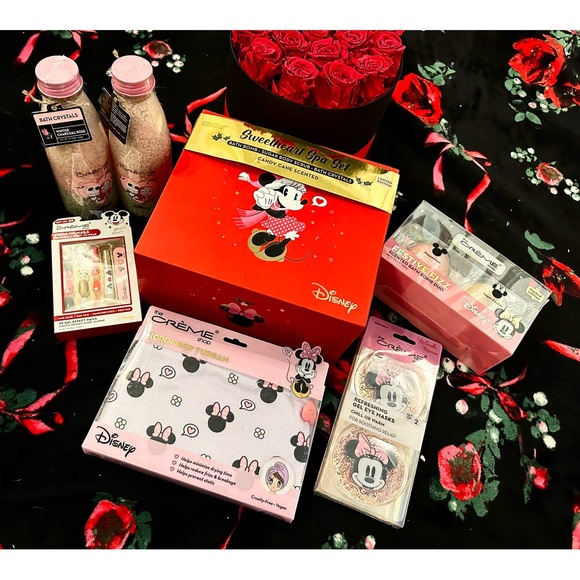 🔥FLASH SALE🔥 DISNEY LIMITED EDITION Minnie Nightmare Before Xmas CRÈME shop - Picture 1 of 9